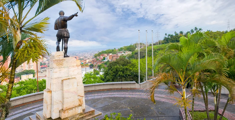 Estatua en un mirador con vista hacia Cali, Colombia.